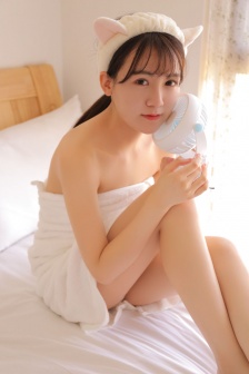 他缓慢而有力的撞着